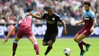 Raheem Sterling mengisi satu posisi terakhir di lini tengah dalam pola tiga gelandang di daftar ini. Ia menegaskan dominasi Manchester City di daftar ini, setelah mencetak hat-trick ke gawang West Ham United. (Foto: Shaun Botterill / Getty Images)