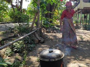 Elpiji 3 Kg Langka, Warga Maros Pakai Kayu Bakar untuk Masak Jelang Idul Adha