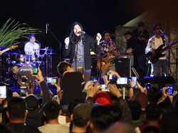 Virzha Hibur Pengunjung Festival Bunga Tomohon