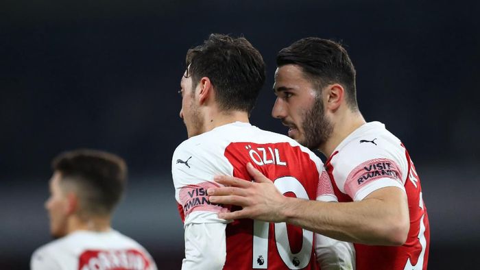 Mesut Oezil dan Sead Kolasinac. (Foto: Catherine Ivill/Getty Images) Mesut Oezil dan Sead Kolasinac. (Foto: Catherine Ivill/Getty Images)