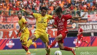 Kedua tim saling jual beli serangan.