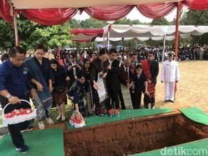 Dipimpin Mendag, Cosmas Batubara Dimakamkan di TMP Kalibata Secara Militer Dipimpin Mendag, Cosmas Batubara Dimakamkan di TMP Kalibata Secara Militer