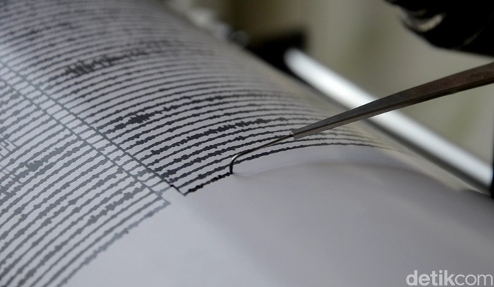 Seismograf, alat pencatat gempa. Ilustrasi gempa bumi Seismograf, alat pencatat getaran gempa, Ilustrasi gempa bumi