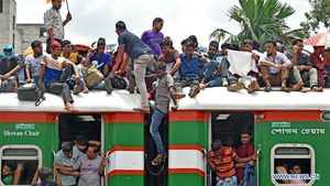 Kereta di Bangladesh Disemuti Warga saat Idul Adha
