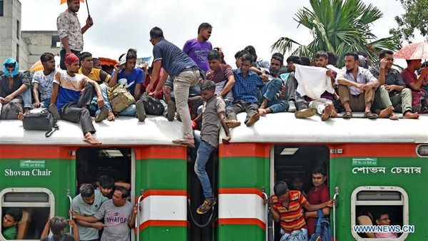 Kereta di Bangladesh Disemuti Warga saat Idul Adha