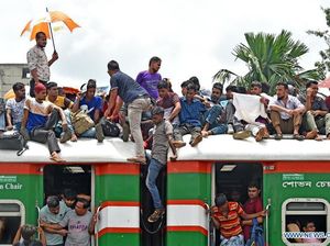Kereta di Bangladesh Disemuti Warga saat Idul Adha