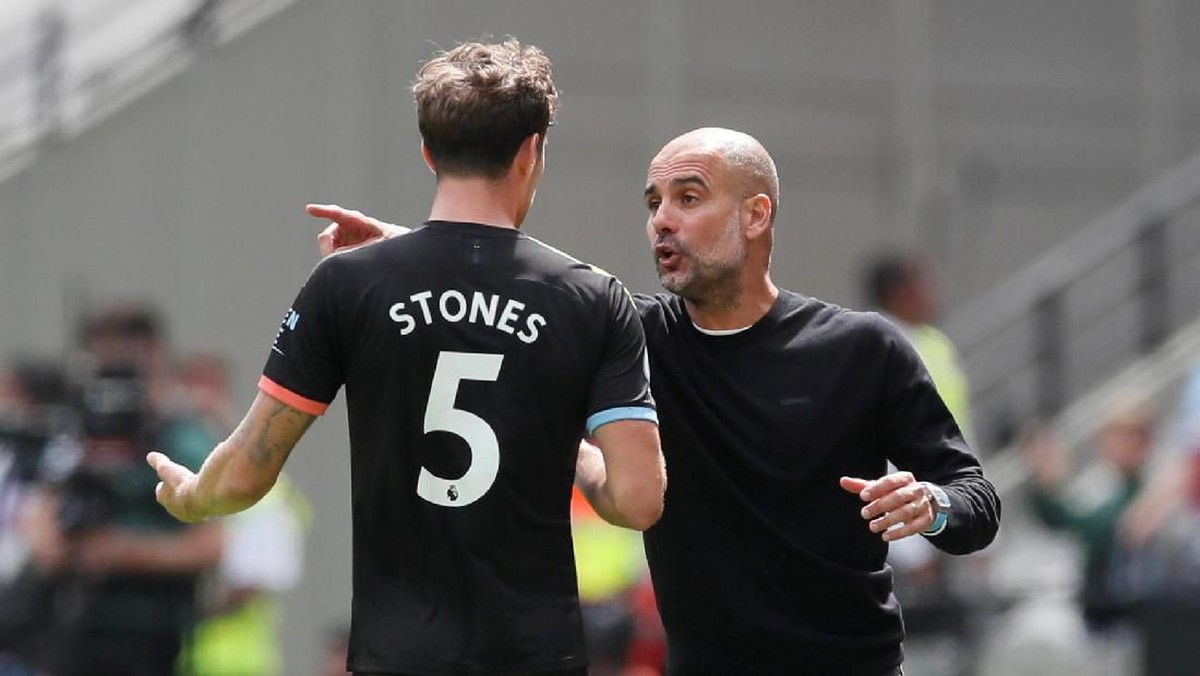 Pep Guardiola tak sepenuhnya puas dengan kemenangan telak Man City (REUTERS/David Klein)