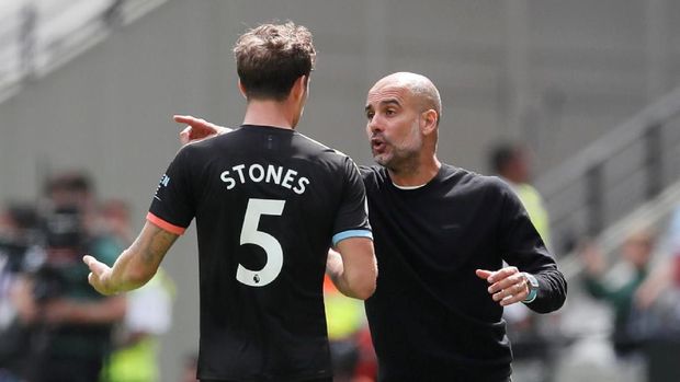 Soccer Football - Premier League - West Ham United v Manchester City - London Stadium, London, Britain - August 10, 2019  Manchester City's John Stones speaks with manager Pep Guardiola during the match  REUTERS/David Klein  EDITORIAL USE ONLY. No use with unauthorized audio, video, data, fixture lists, club/league logos or 