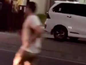 Kungfu Tendang Pemotor hingga Tabrakkan Diri, Bule Aussie Dites Narkoba Kungfu Tendang Pemotor hingga Tabrakkan Diri, Bule Aussie Dites Narkoba