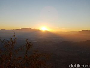 Menikmati Panorama Kota dari Bukit dan Berburu Sunrise di Ponorogo