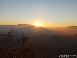 Menikmati Panorama Kota dari Bukit dan Berburu Sunrise di Ponorogo