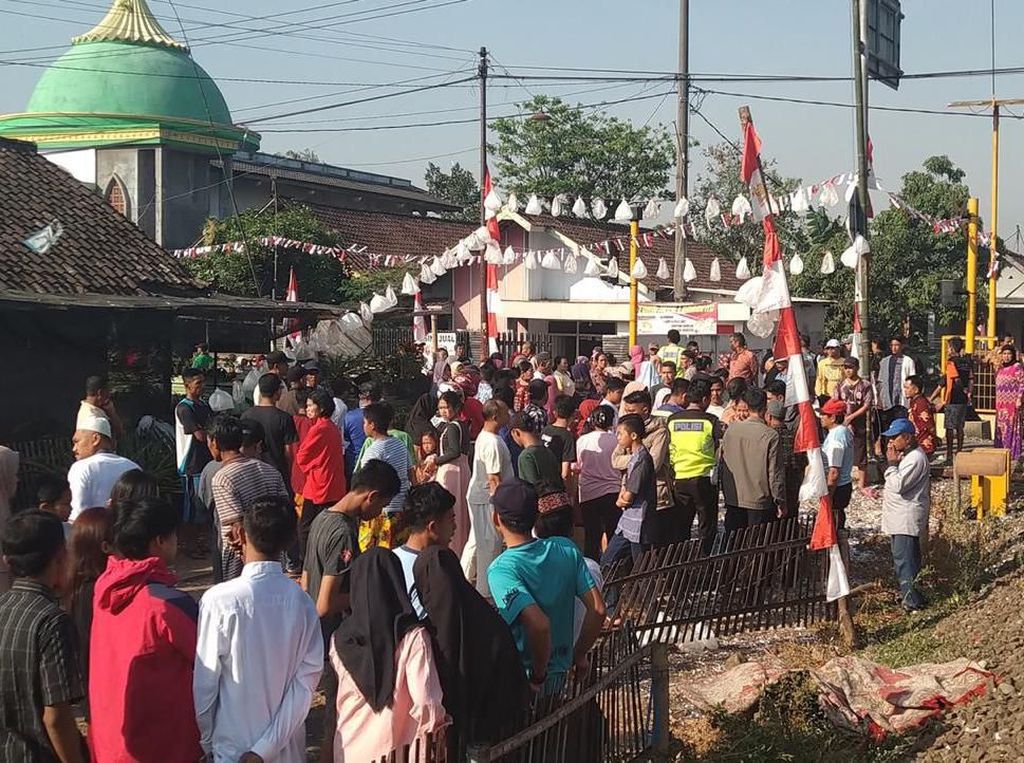 Tukang Ojek dan Pelajar SMP di Malang Tewas Tertabrak KA Penataran Tukang Ojek dan Pelajar SMP di Malang Tewas Tertabrak KA Penataran