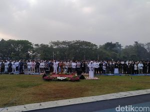 Gubernur Jabar Ridwan Kamil dan Iwa Karniwa Salat Id di Gasibu