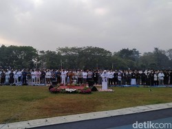 Gubernur Jabar Ridwan Kamil dan Iwa Karniwa Salat Id di Gasibu
