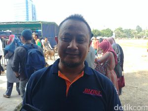 Adik Kecil Ini Menangis Lihat Sapi Kurban Peliharaannya Disembelih