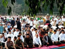 Jokowi Salat Idul Adha di Lapangan Astrid Kebun Raya Bogor