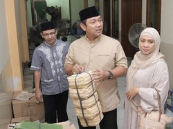 Warga Semarang Bagikan Daging Kurban Pakai Besek hingga Daun Pisang