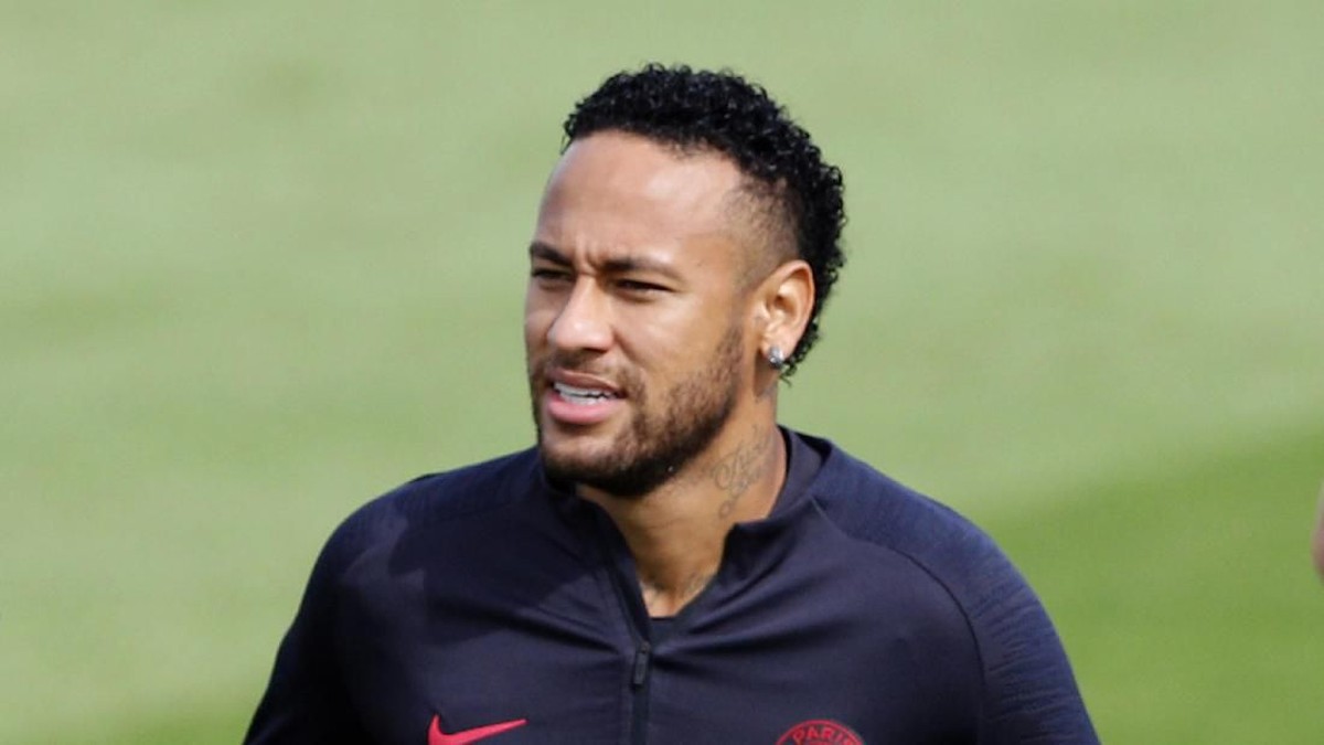 Neymar kabarnya direbutkan Barcelona dan Real Madrid pada musim panas ini. (Foto: Francois Mori/AP Photo)