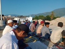 Warga Palu Manfaatkan Bekas Reruntuhan RSU Anutapura untuk Salat Idul Adha