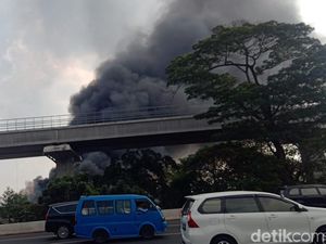 Gudang Barang Bekas di Ciracas Terbakar, 20 Damkar Meluncur