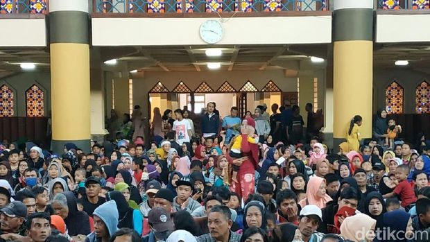 Masjid Raya Bandung Bagikan Ribuan Daging Kurban Pakai Besek