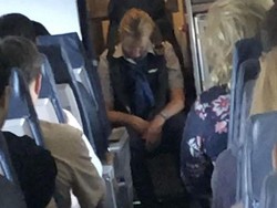 Mabuk Saat Penerbangan, Pramugari Ini Dipecat