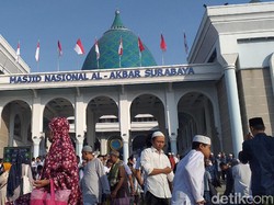 Puluhan Ribu Warga Salat Idul Adha di Masjid Al Akbar Surabaya