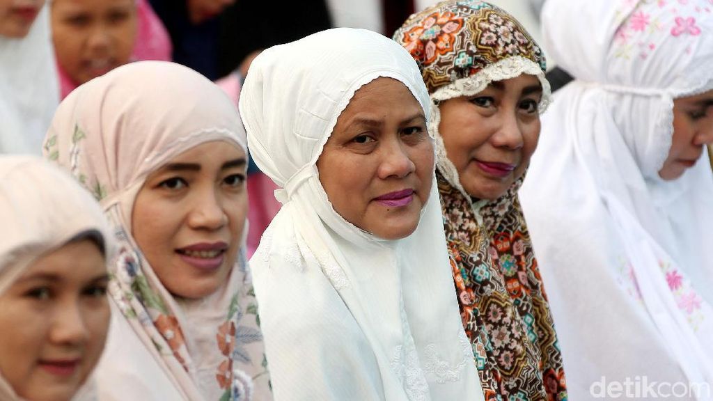 Potret Iriana Jokowi Salat Idul Adha Bareng Umat Muslim di Bogor