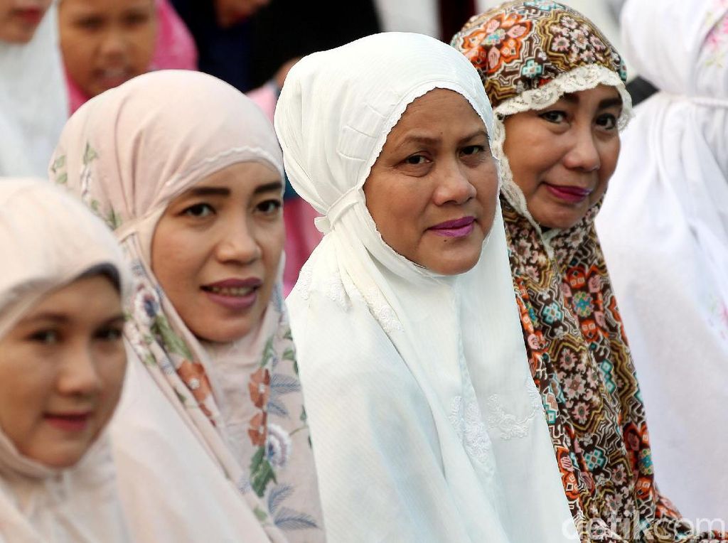 Potret Iriana Jokowi Salat Idul Adha Bareng Umat Muslim di Bogor Potret Iriana Jokowi Salat Idul Adha Bareng Umat Muslim di Bogor