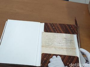 Foto-foto Eksklusif Naskah Asli Proklamasi Foto-foto Eksklusif Naskah Asli Proklamasi