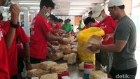 Masjid Istiqlal Distribusikan Daging Kurban Pakai Besek