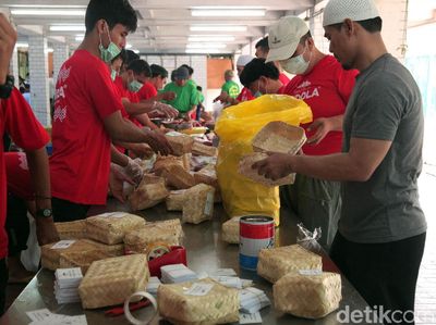 Masjid Istiqlal Distribusikan Daging Kurban Pakai Besek