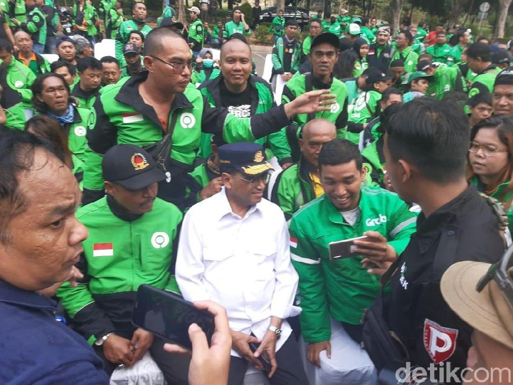Menhub Nyate Bareng Ratusan Driver Ojol di GBK Menhub Nyate Bareng Ratusan Driver Ojol di GBK