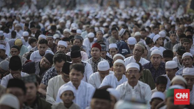 Suasana pelaksanaan salat Iduladha 1440 Hijriah di Jatinegara, Jakarta, 12 Agustus 2019. CNN Indonesia/Bisma Septalisma