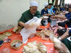 Masjid Raya Bandung Bagikan Ribuan Daging Kurban Pakai Besek Masjid Raya Bandung Bagikan Ribuan Daging Kurban Pakai Besek
