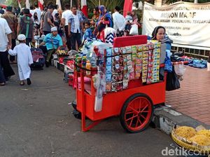 Para PKL Mencari Rezeki Idul Adha di Pelataran Masjid Istiqlal