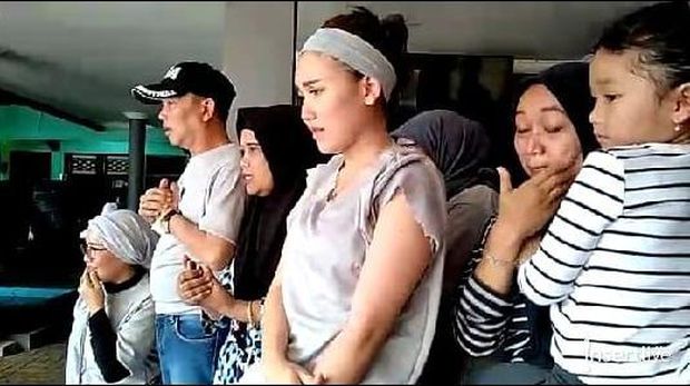 Ayu Ting Ting melihat proses penyembelihan sapi