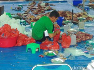 Masjid Al Azhar Bagi Daging Kurban Pakai Plastik Ramah Lingkungan
