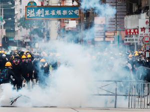 Polisi dan Demonstran di Hong Kong Kembali Bentrok