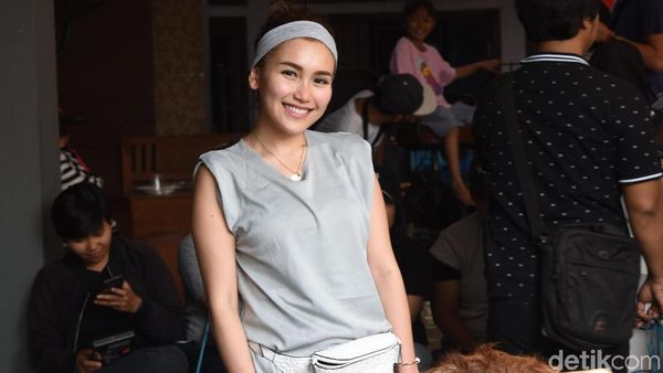 Gaya Ayu Ting Ting saat Ikut Potong Daging Kurban