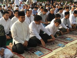 Ditemani Anaknya, Anies Salat Idul Adha di Balai Kota