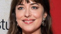 Foto: Senyum Manis Dakota Johnson Sebelum Diprotes Netizen Karena Rapikan Gigi