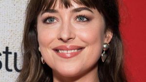 Foto: Senyum Manis Dakota Johnson Sebelum Diprotes Netizen Karena Rapikan Gigi