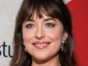 Foto: Senyum Manis Dakota Johnson Sebelum Diprotes Netizen Karena Rapikan Gigi