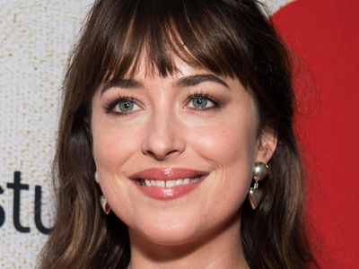 Foto: Senyum Manis Dakota Johnson Sebelum Diprotes Netizen Karena Rapikan Gigi