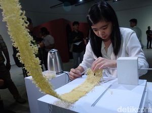 Rajutan Mie Instan Karya Seniman Indonesia Dipajang di Jakarta Rajutan Mie Instan Karya Seniman Indonesia Dipajang di Jakarta