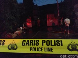 Hangus Terbakar, Gudang Plastik di Ciracas Digaris Polisi