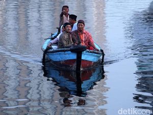 Potret Perjuangan Warga untuk Salat Idul Adha di Pelabuhan Sunda Kelapa Potret Perjuangan Warga untuk Salat Idul Adha di Pelabuhan Sunda Kelapa