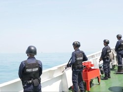 Kapal Patroli Awasi Penanganan Minyak Tumpah di Tanjung Karawang