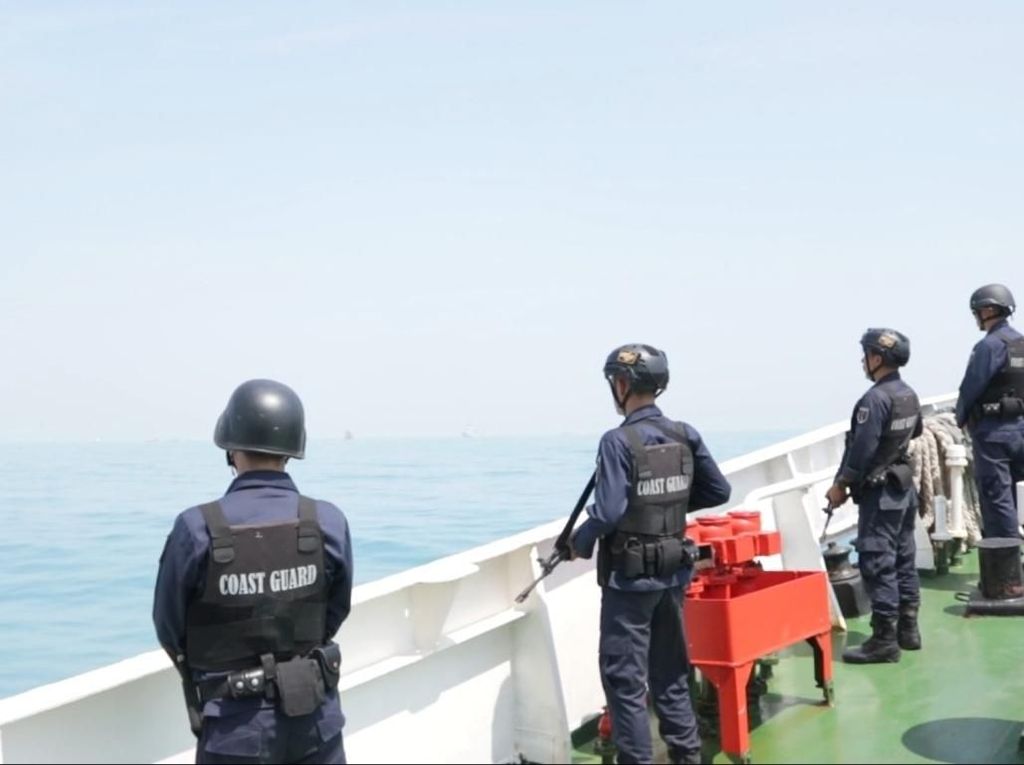 Kapal Patroli Awasi Penanganan Minyak Tumpah di Tanjung Karawang Kapal Patroli Awasi Penanganan Minyak Tumpah di Tanjung Karawang